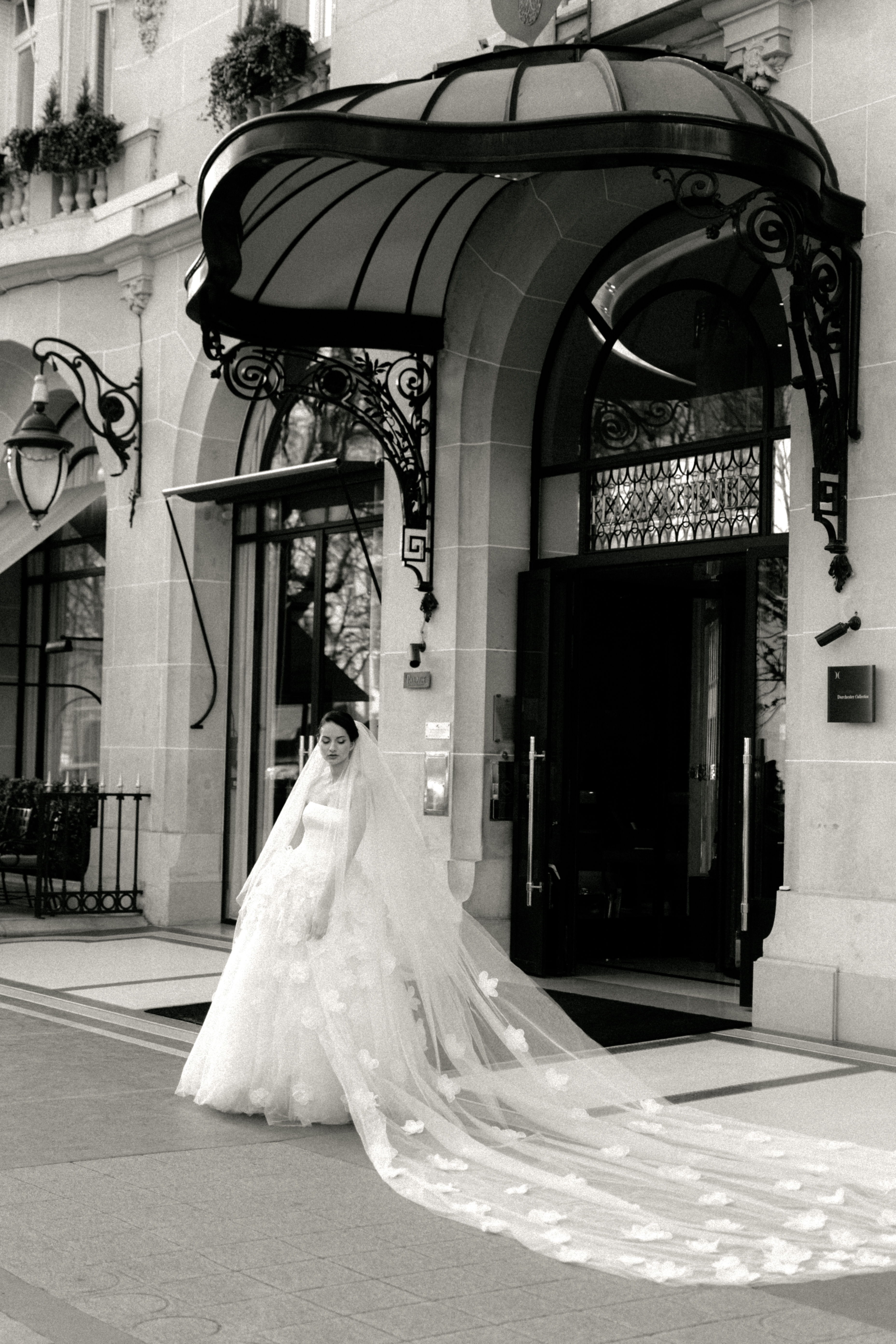 Portrait éditorial de mariée en robe couture au Plaza Athénée Paris
